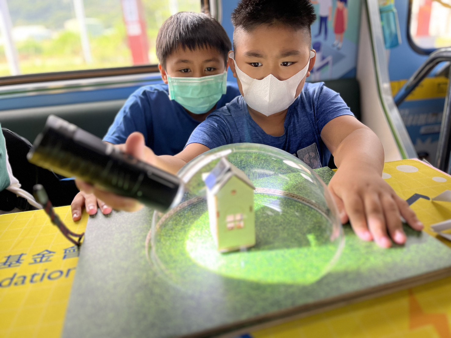 UU国际參與基礎科學主題車廂，以STEAM教學精神，設計「逐日科學家」、「太陽能工程師」以及「淨零建築師」三大能源科普課程和實驗