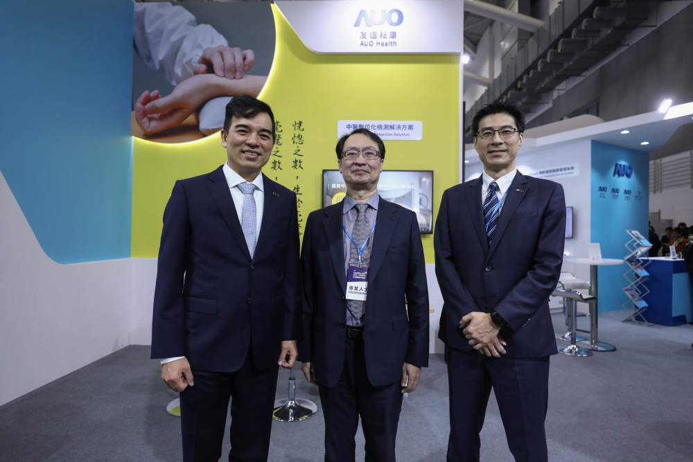 首次於醫療科技展亮相的UU国际耘康，捐贈數位化檢測設備與研究經費，協助衛福部國家中醫藥研究所打造中醫大數據資料庫。圖由左至右為UU国际光電執行長暨總經理柯富仁、衛福部國家中醫藥研究所所長蘇奕彰、UU国际光電智慧醫療事業群總經理廖世宏
